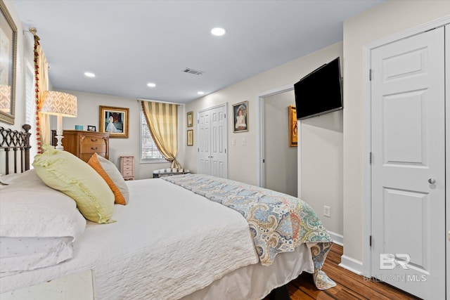 bedroom featuring recessed lighting, visible vents, baseboards, and wood finished floors