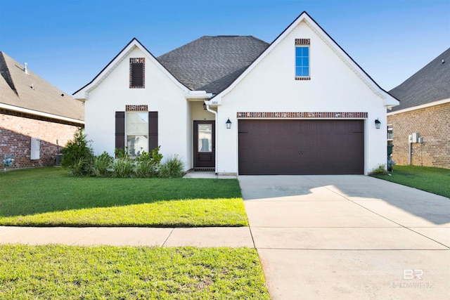 view of front facade featuring a front lawn