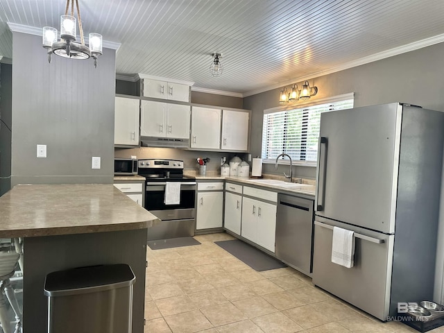 kitchen with crown molding, appliances with stainless steel finishes, a sink, an inviting chandelier, and under cabinet range hood