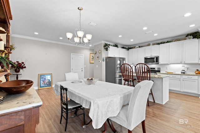 dining room with recessed lighting, light wood-style floors, a chandelier, and crown molding