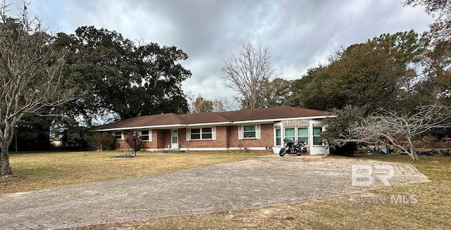 single story home featuring a front yard