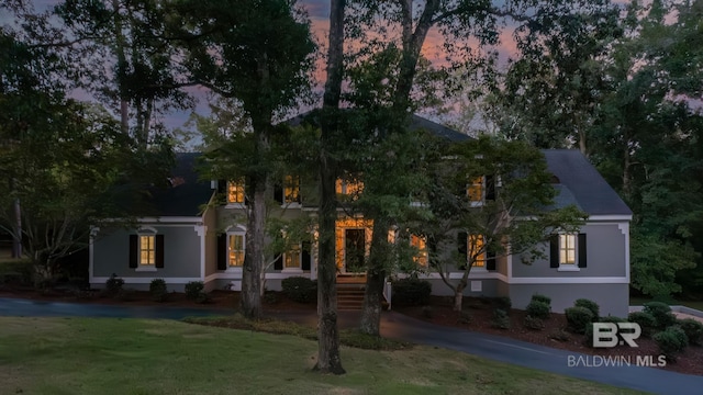 view of front facade featuring a lawn