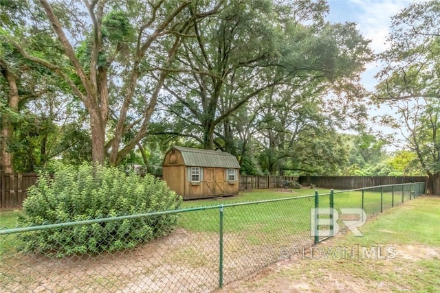 view of yard featuring a storage shed