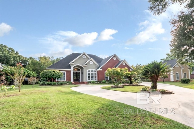 view of front of home featuring a front yard