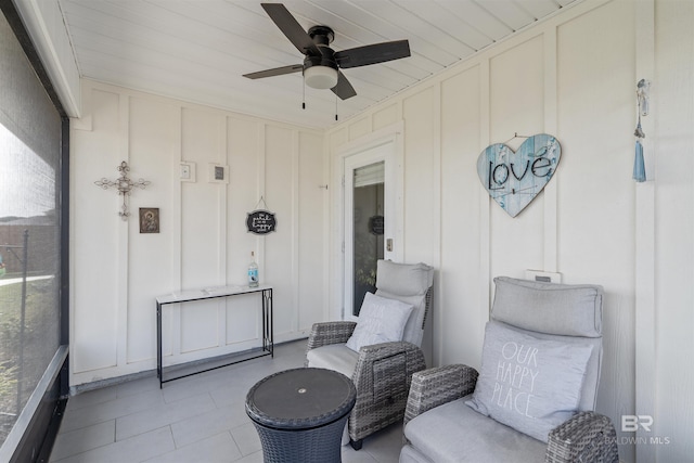 sunroom with ceiling fan