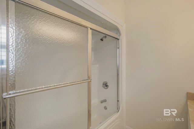 bathroom with combined bath / shower with glass door