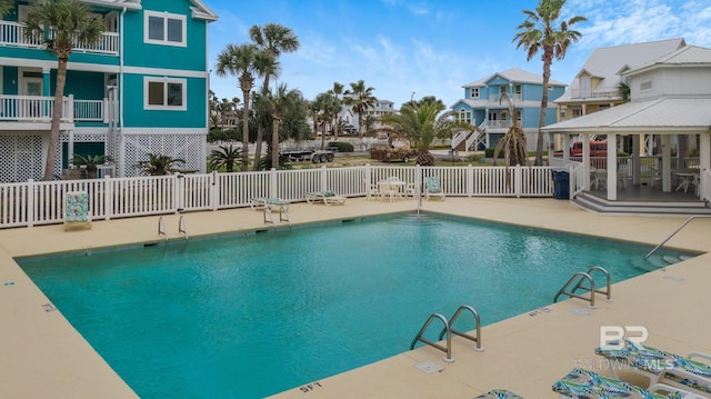 view of swimming pool