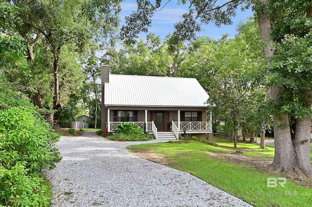 view of front of property featuring covered porch and a front lawn