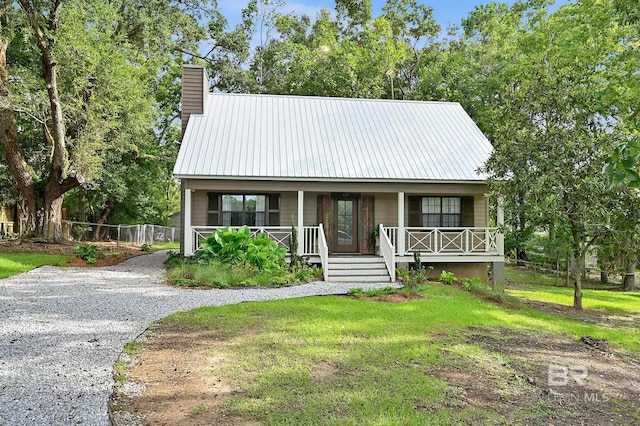 view of front of home featuring covered porch and a front lawn