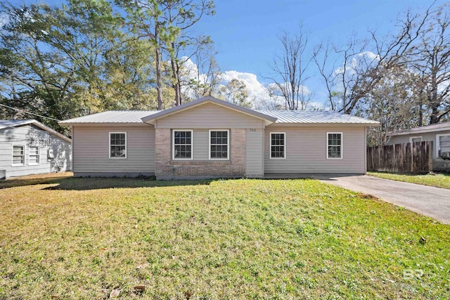 single story home featuring a front yard