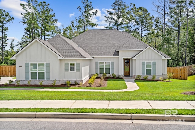 view of front facade featuring a front lawn