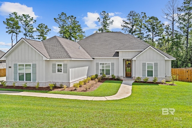 view of front facade featuring a front yard