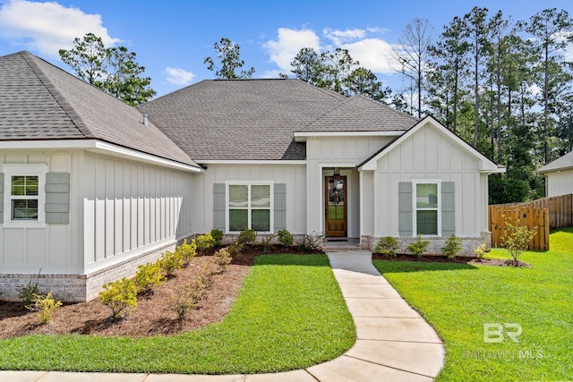 view of front facade with a front yard