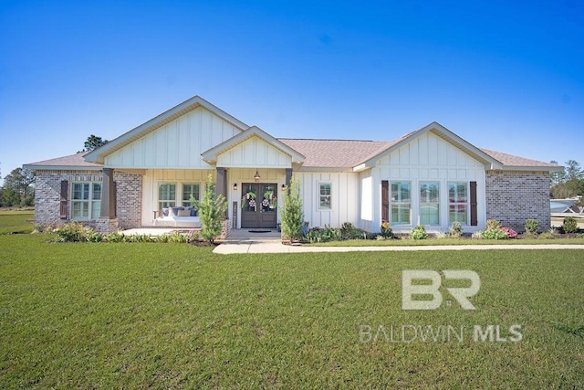 view of front of house with covered porch and a front lawn