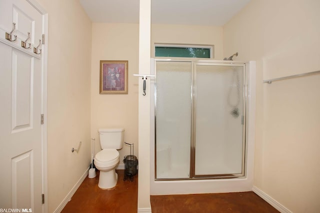 bathroom featuring toilet and an enclosed shower
