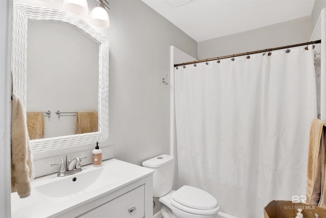 full bathroom featuring toilet, a shower with shower curtain, and vanity