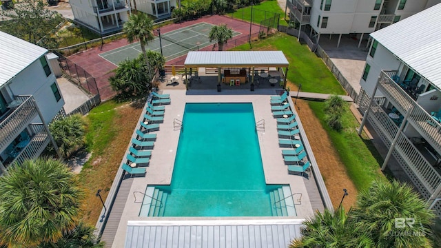view of swimming pool