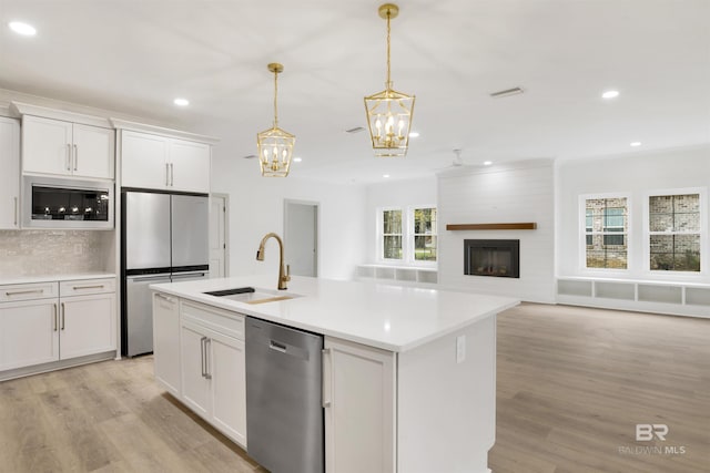 kitchen with visible vents, light wood-style flooring, appliances with stainless steel finishes, a sink, and recessed lighting