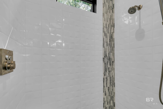 room details featuring a tile shower