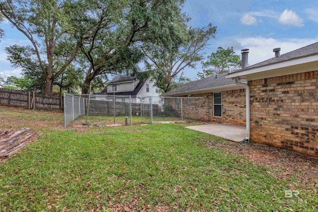 view of yard featuring a patio area