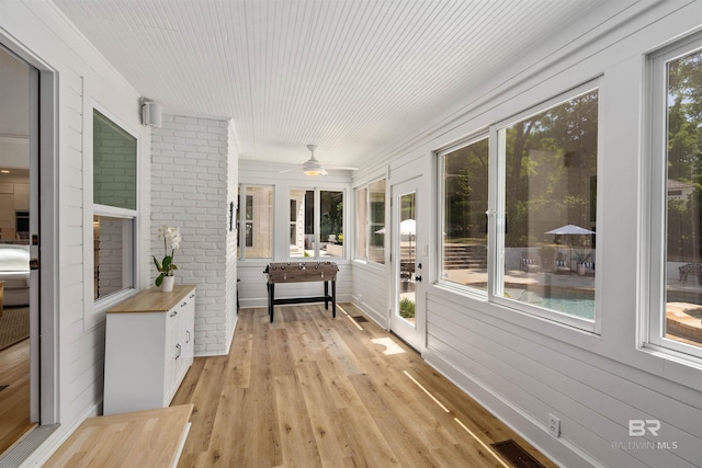 sunroom / solarium featuring visible vents and a ceiling fan