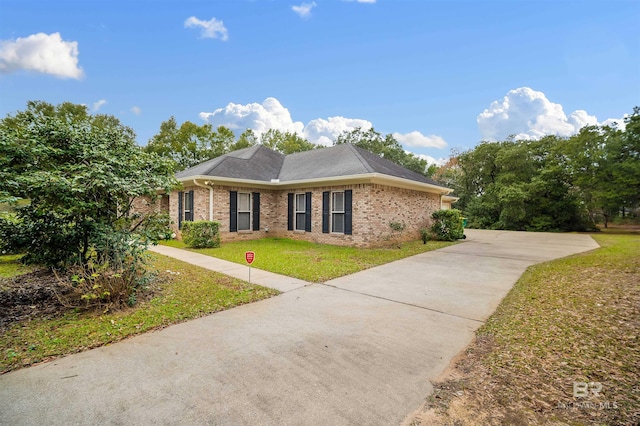 view of front of property featuring a front lawn