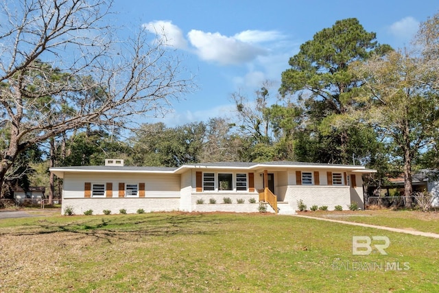 view of front of property featuring a front lawn and brick siding