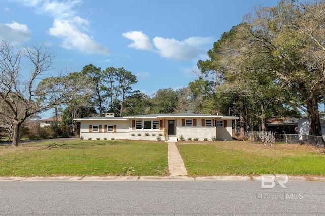 single story home featuring a front lawn