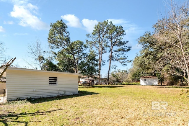 view of yard featuring a storage unit and an outdoor structure