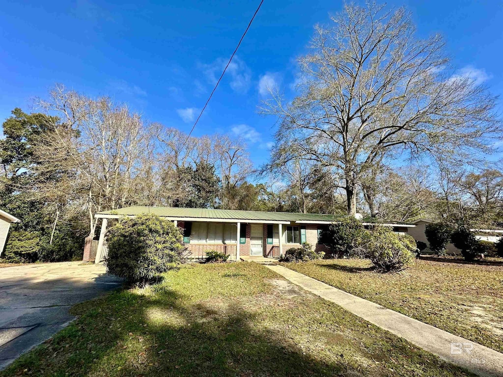 view of front of property with covered porch and a front lawn