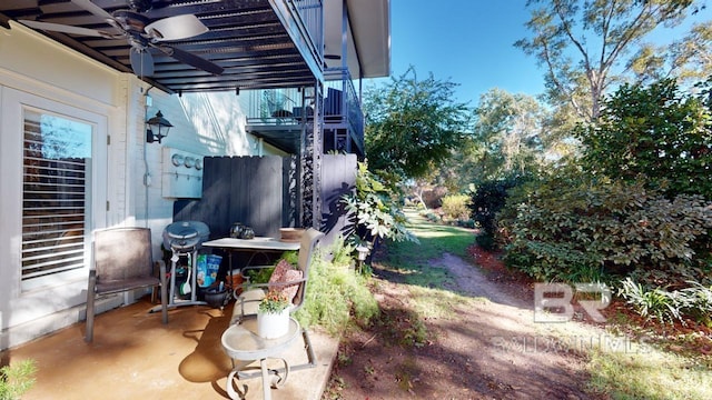 view of yard featuring ceiling fan