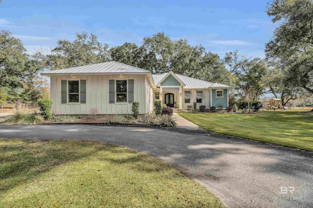 view of front of property featuring a front lawn