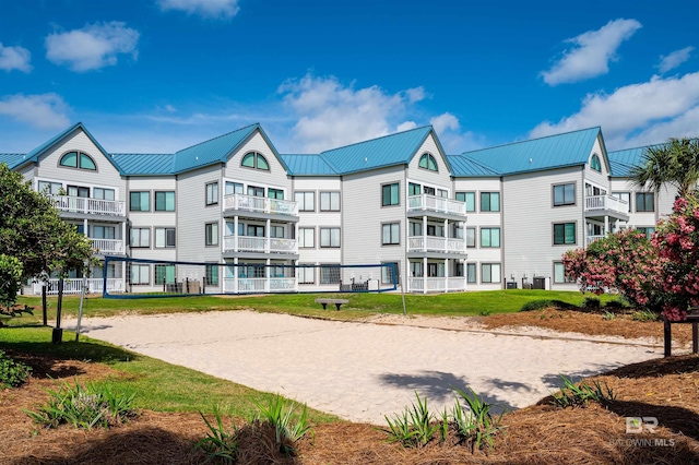 surrounding community with volleyball court