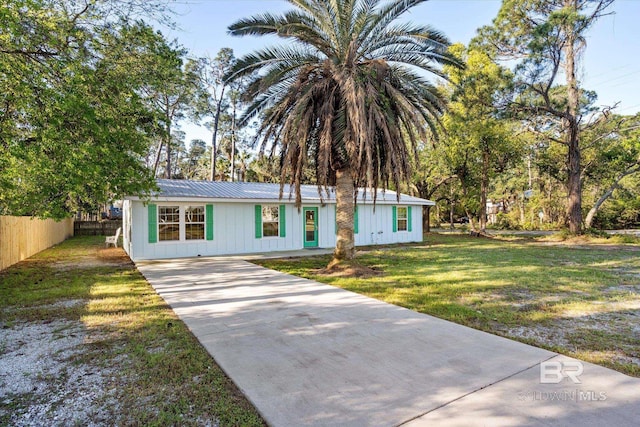 view of front of property featuring a front lawn