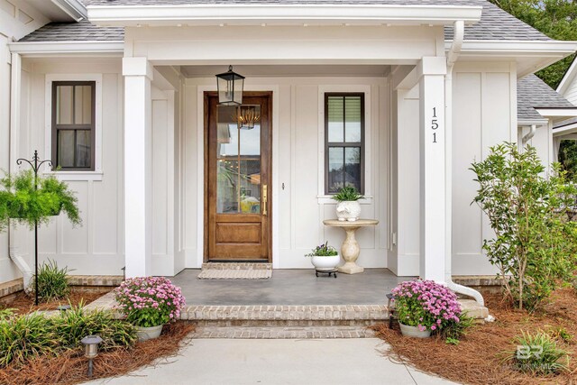 entrance to property featuring covered porch