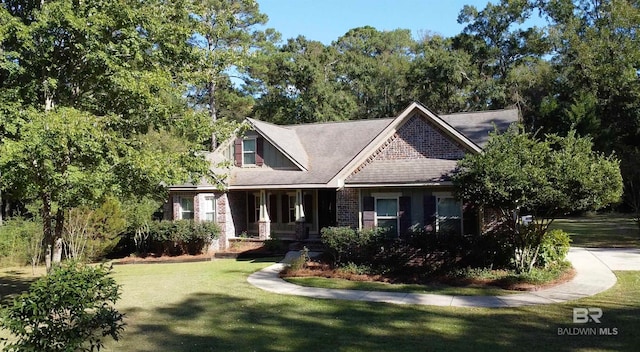 craftsman house featuring a front lawn