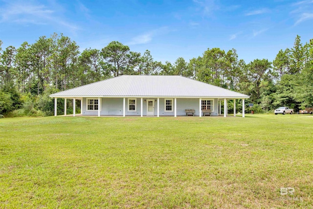 view of front facade featuring a porch and a front yard