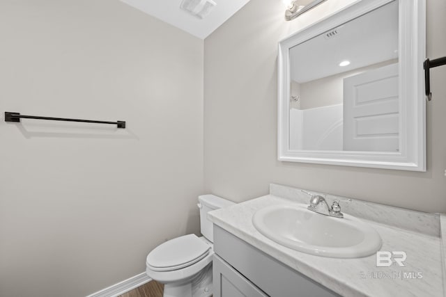 full bathroom featuring toilet, baseboards, visible vents, and vanity