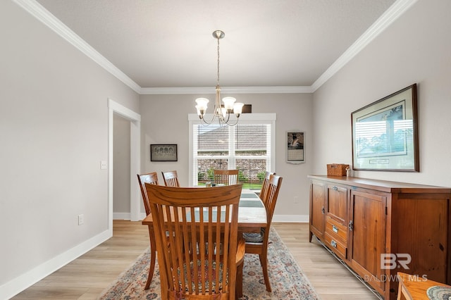 dining area with crown molding, plenty of natural light, light wood-style flooring, and a notable chandelier