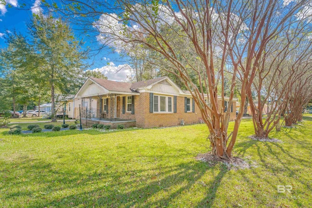 view of front facade with a front yard