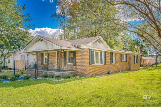 ranch-style house with covered porch and a front yard