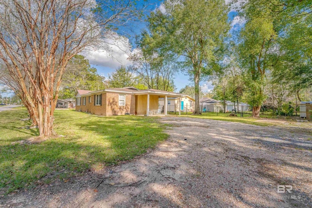 ranch-style home featuring a front lawn