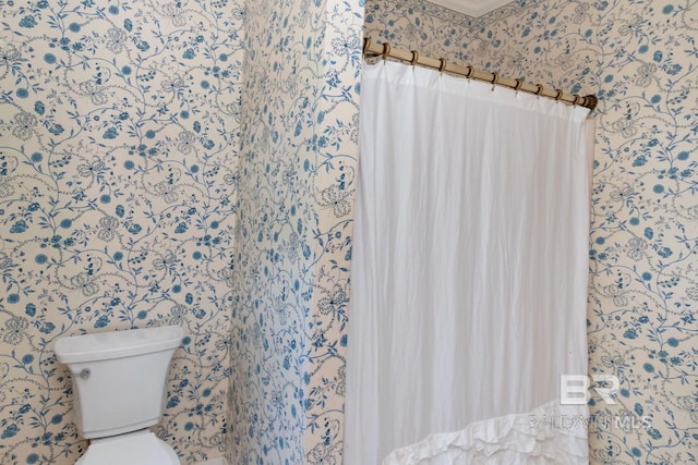 41 Yester Pl, Mobile, AL 36608 - bathroom with curtained shower, toilet, and wallpapered walls
