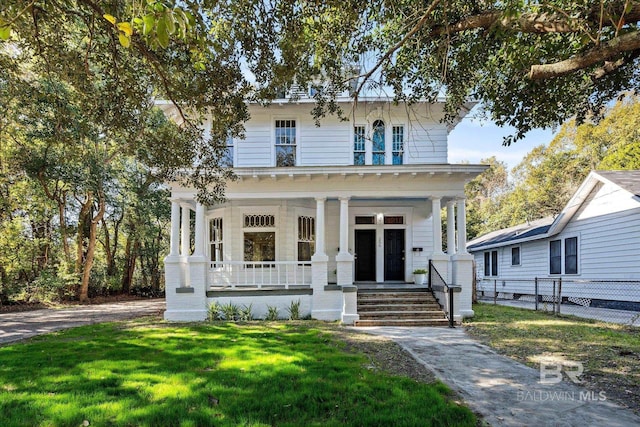 view of front facade featuring a front yard and covered porch