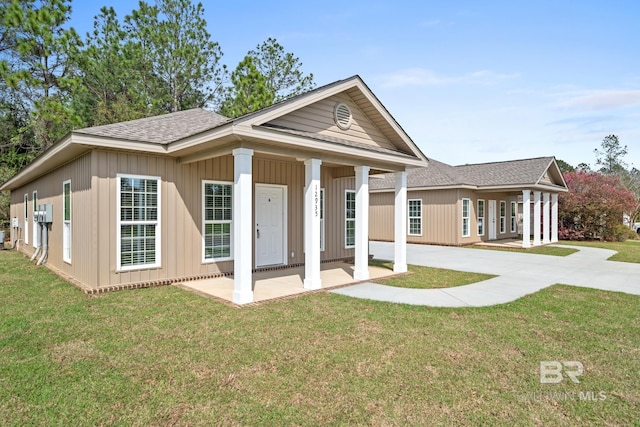 view of front of property with a front yard