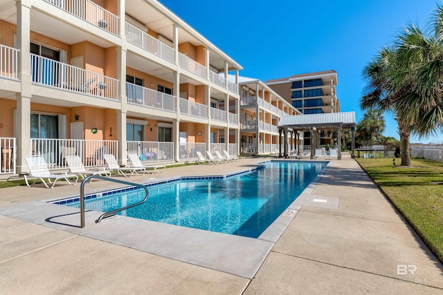 view of swimming pool with a patio and a lawn