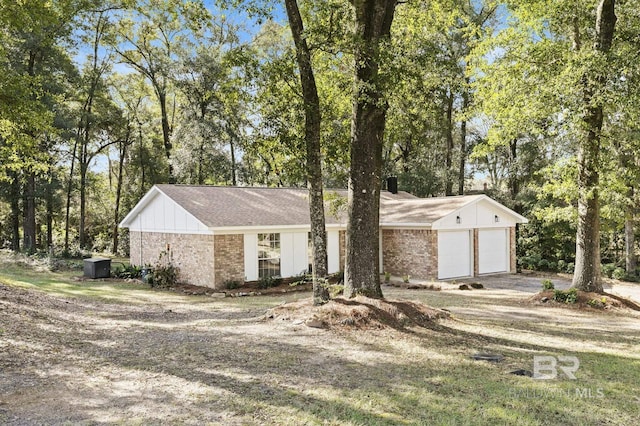 view of front facade with a garage