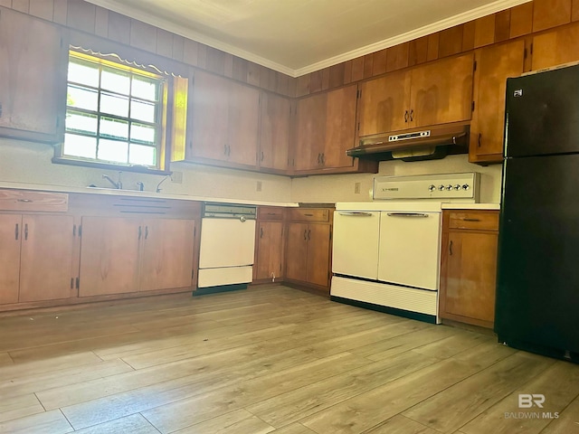 kitchen with stove, dishwasher, light wood-type flooring, ornamental molding, and black fridge