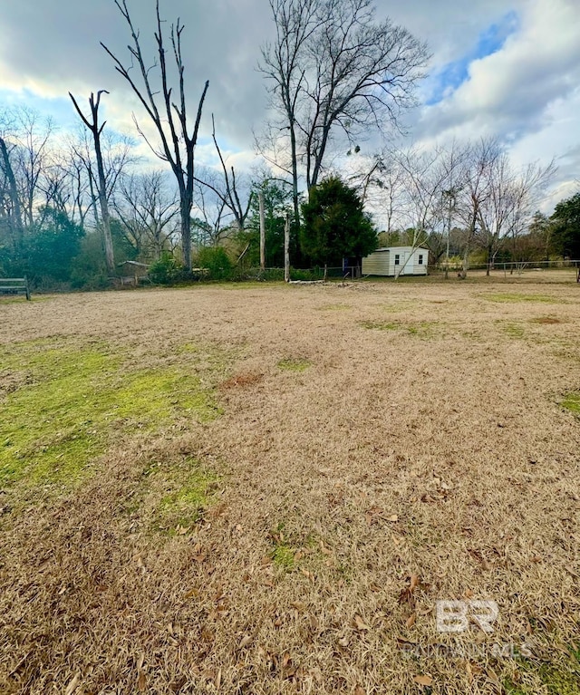 view of yard featuring a rural view