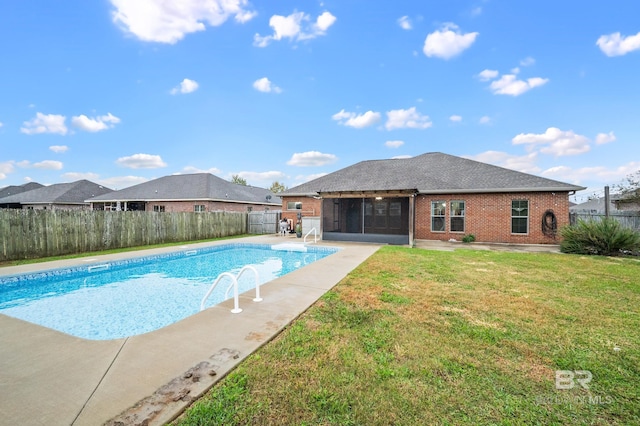 view of swimming pool featuring a lawn